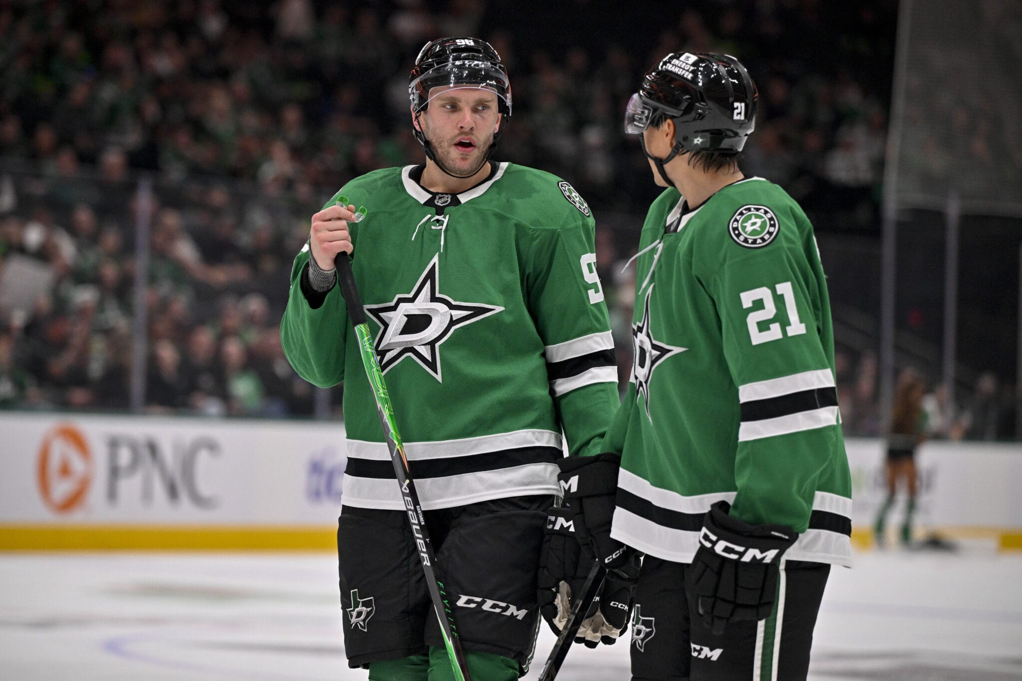 Dallas Stars forwards Mikko Rantanen and Jason Robertson