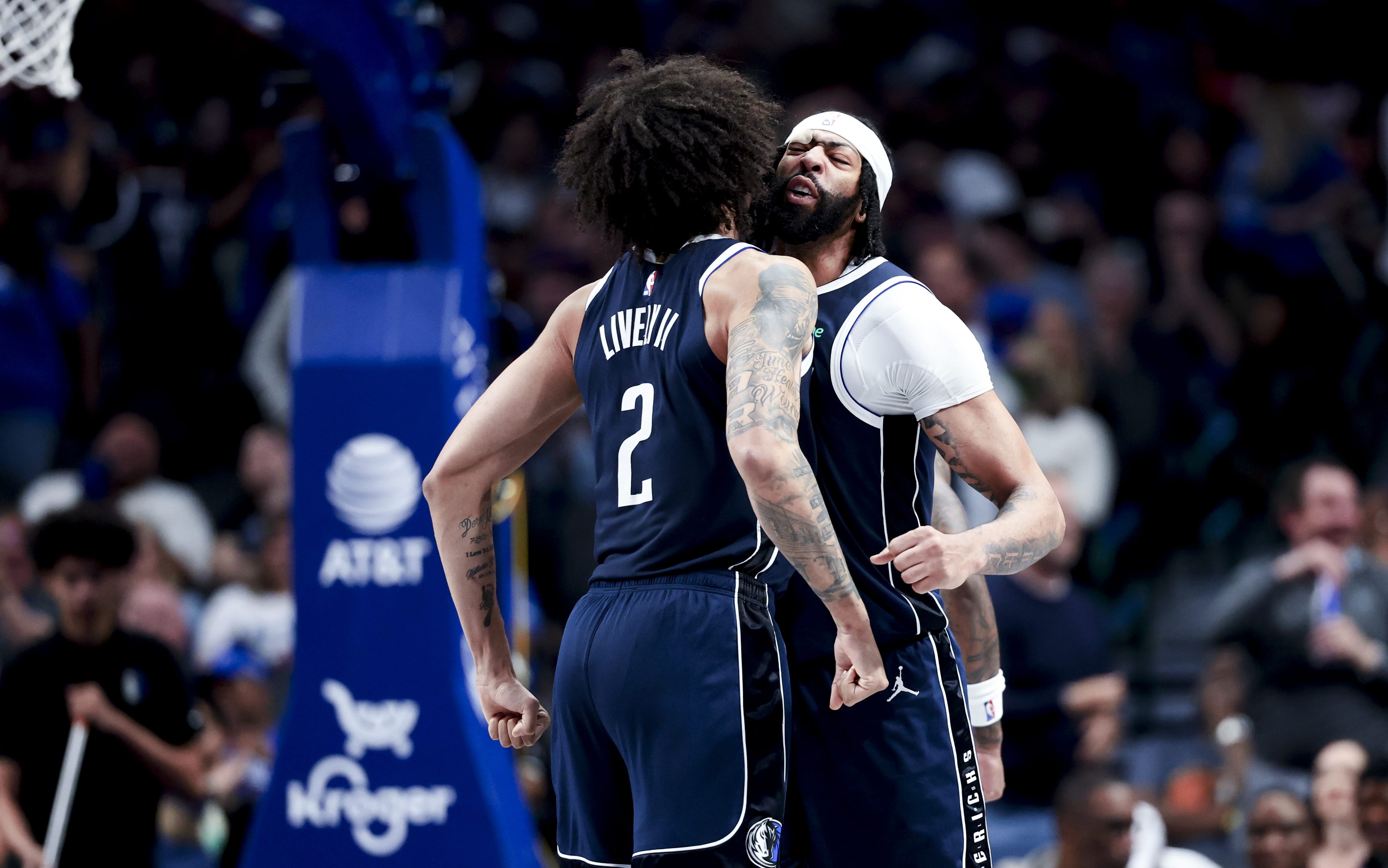 Anthony Davis (3) celebrates with Dallas Mavericks center Dereck Lively II (2).