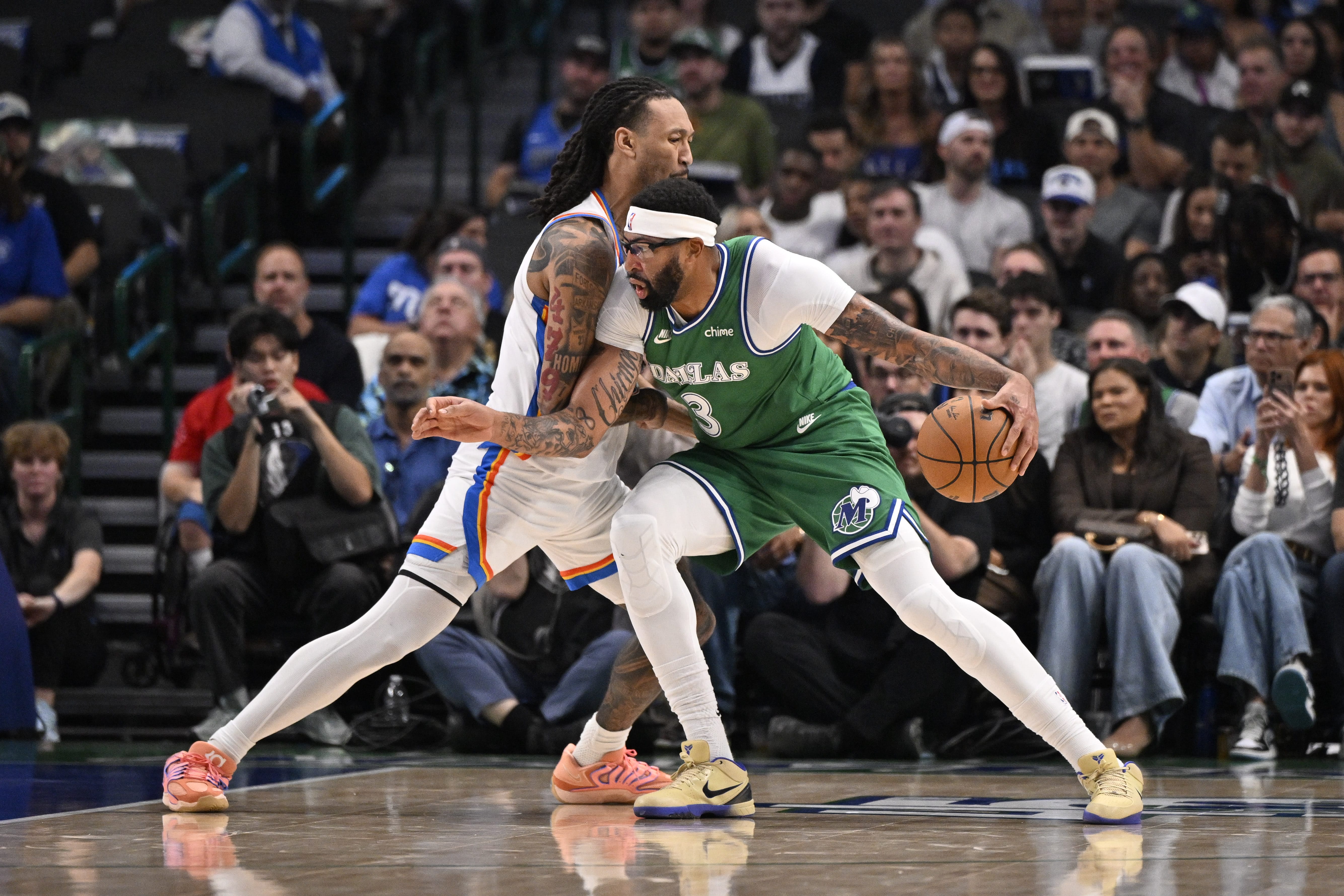 Mavericks' center Anthony Davis had 26 points against the Thunder.