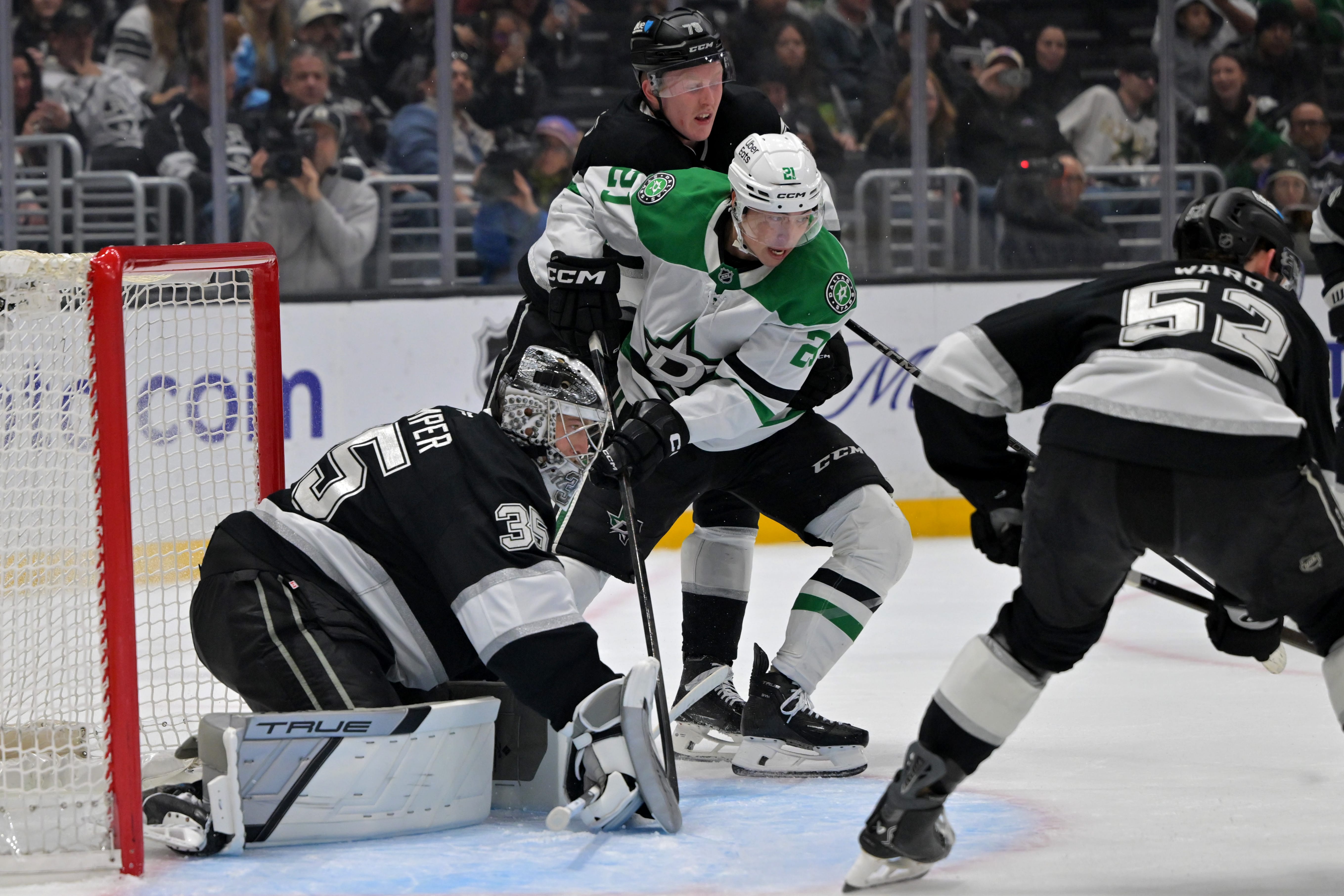 Dallas Stars forward Jason Robertson vs Los Angeles Kings
