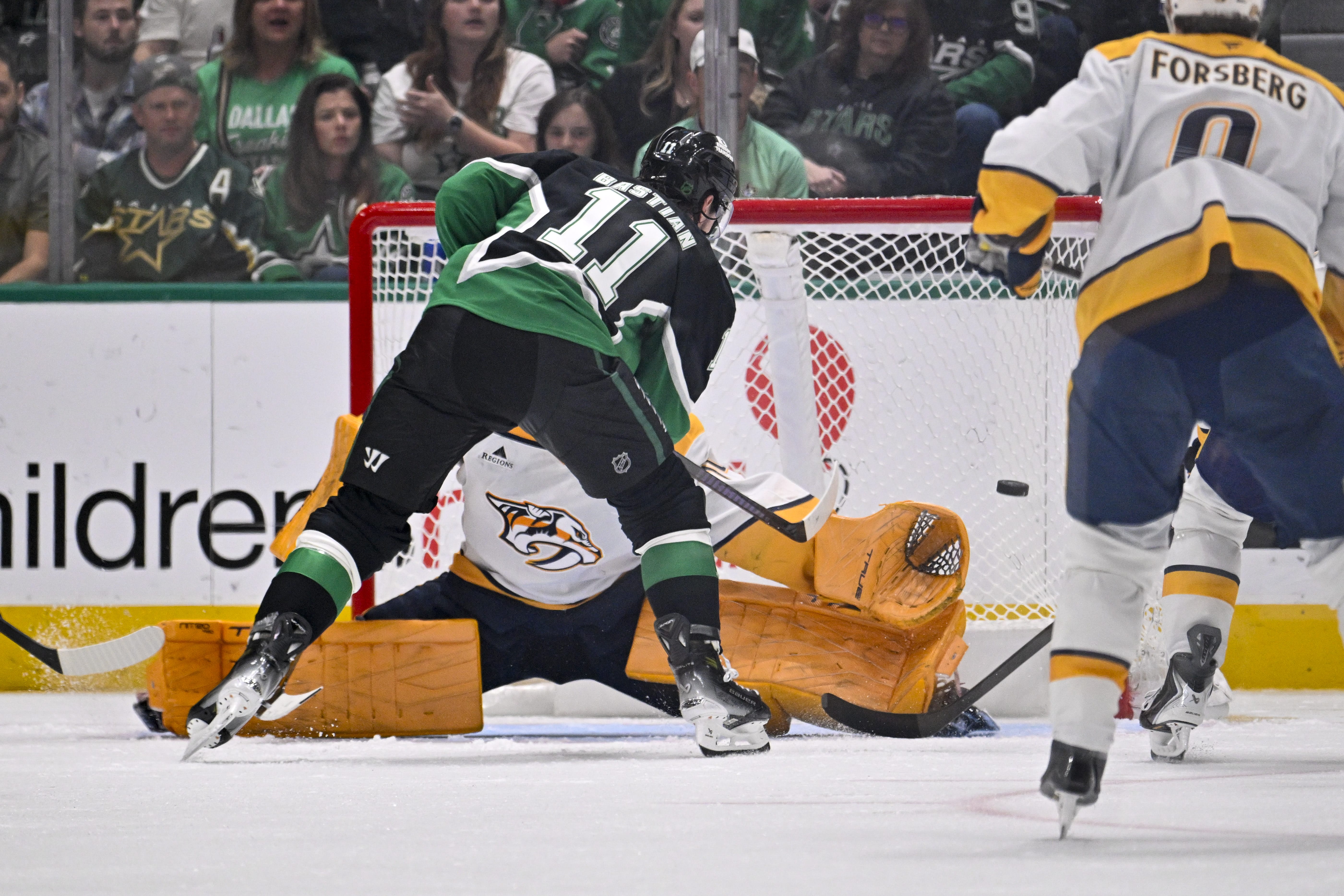 Dallas Stars forward Nathan Bastian scores vs Nashville Predators