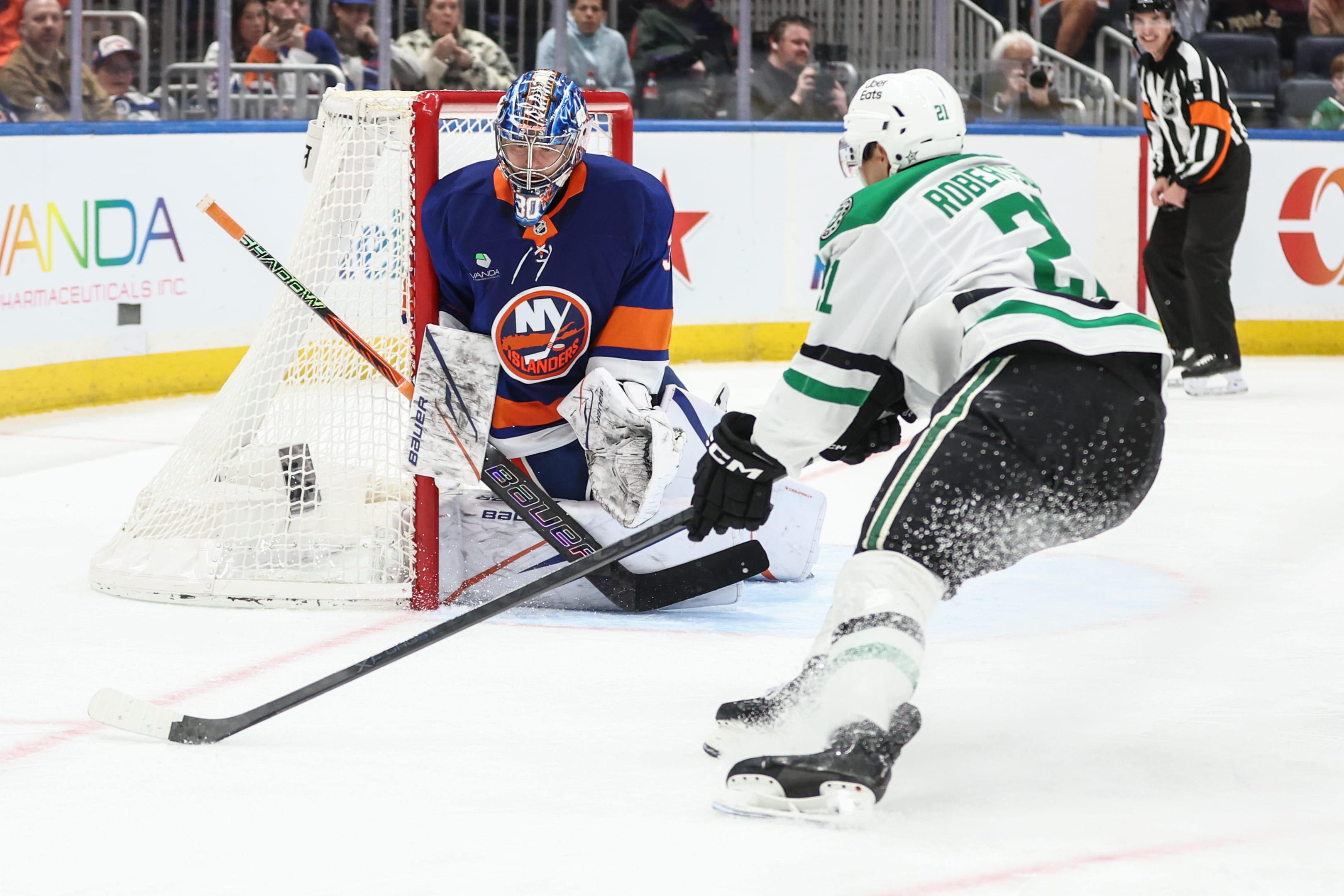 Dallas Stars forward Jason Robertson vs New York Islanders