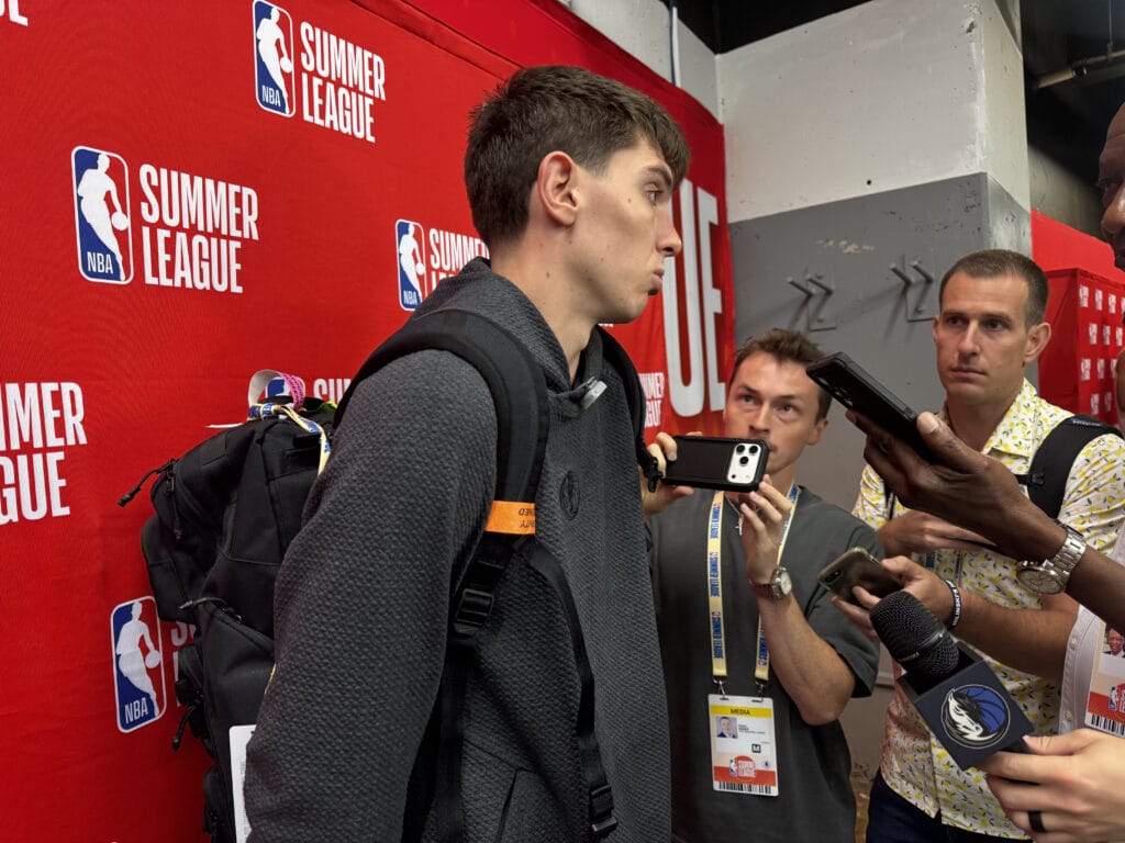 Mavericks guard Sergio De Larrea