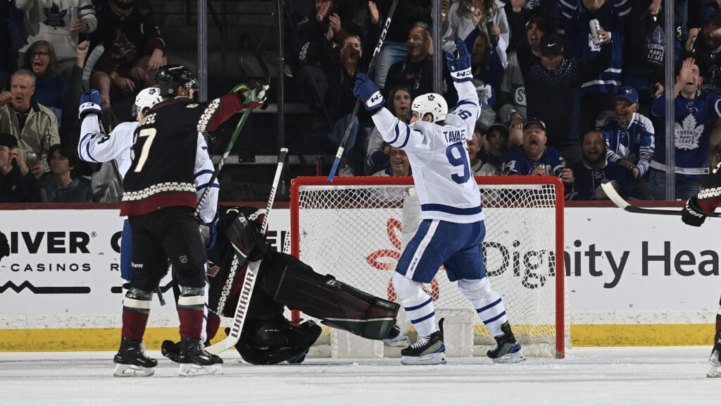 John Tavares scores in the Maple Leafs' win against the Coyotes.
