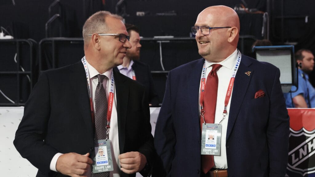 Coyotes director of pro scouting Alan Hepple (right).