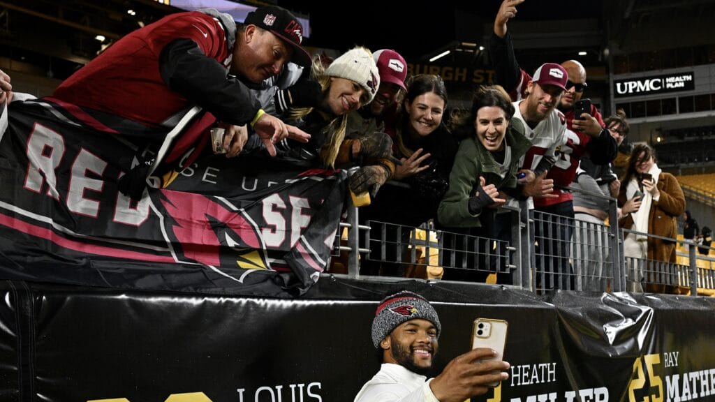 Cardinals QB Kyler Murray takes a selfie with fans.
