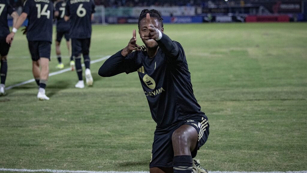 Rémi Cabral celebrates scoring against FC Tulsa.