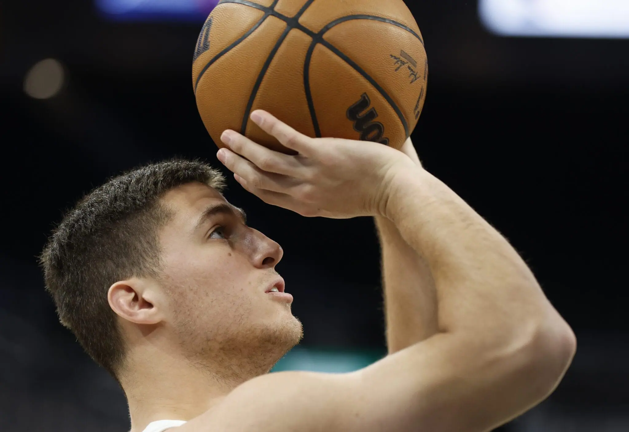 Suns guard Collin Gillespie lines up a shot