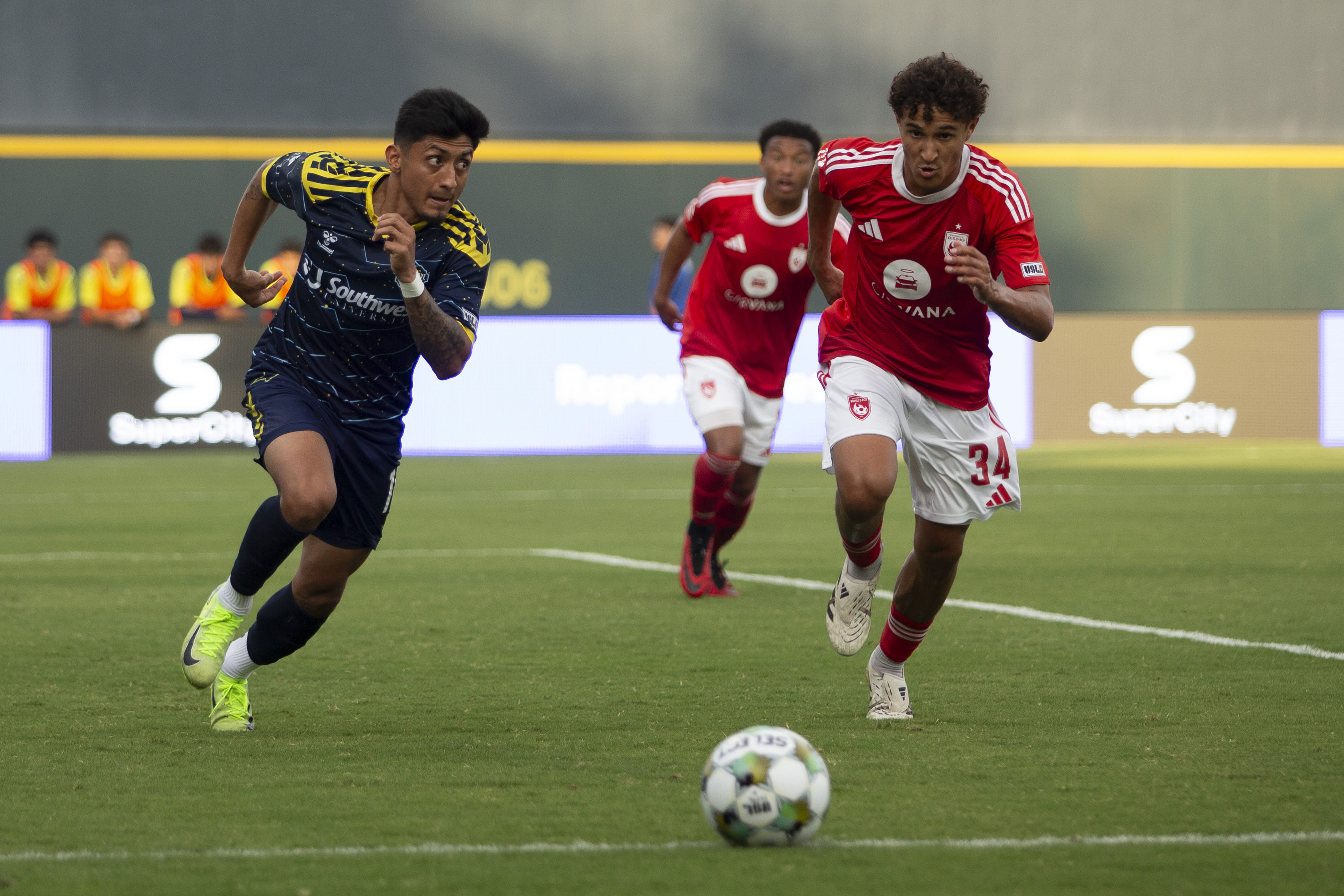 Braxton Montgomery battles for the ball in Phoenix Rising's 2-2 draw with El Paso Locomotive. Photo: El Paso Locomotive FC.