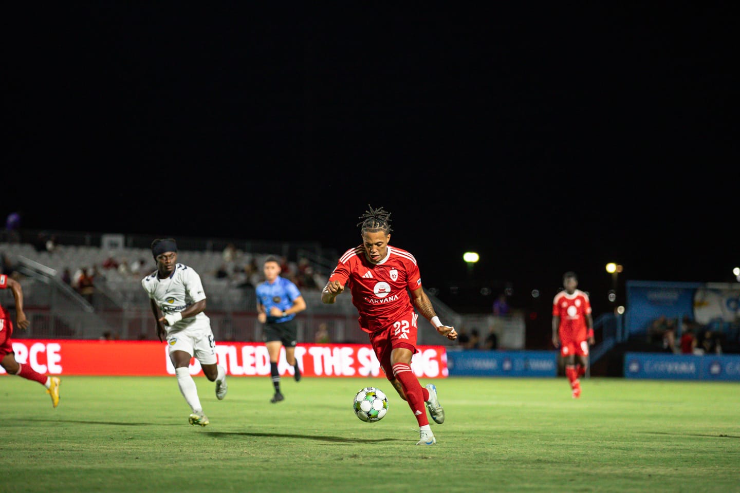 Winger Darius Johnson runs with the ball at his feet against El Paso Locomotive. Image: Phoenix Rising FC
