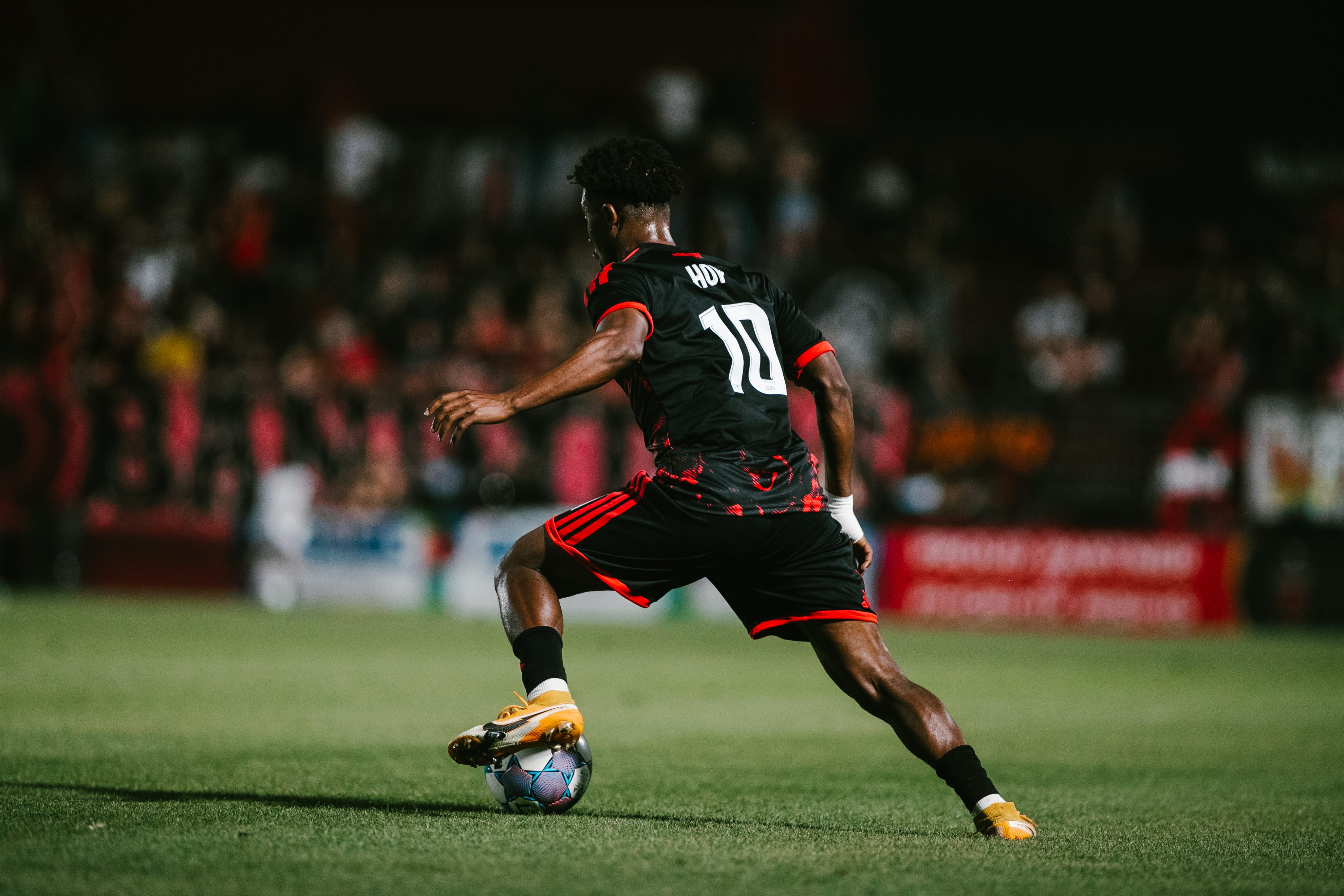 Hope Avayevu dribbles the ball for Phoenix Rising