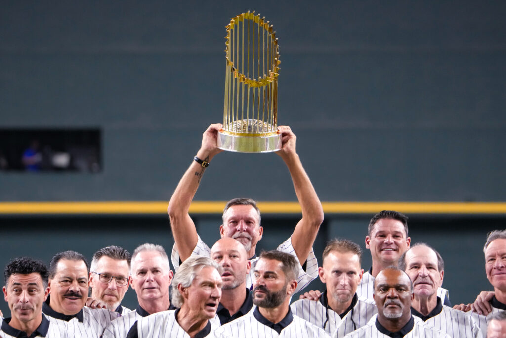 Arizona Diamondbacks should return to teal and purple