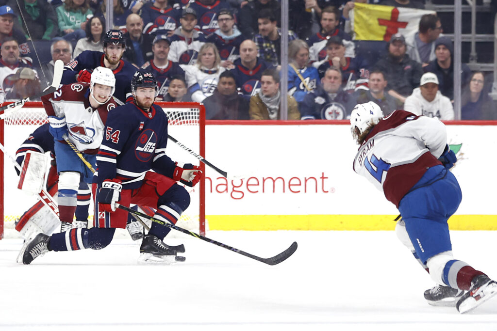 Fast start, complete effort pushes Avs to easy win over Winnipeg