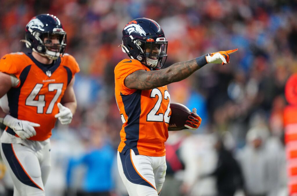 The Broncos re-sign Kareem Jackson to a one-year deal