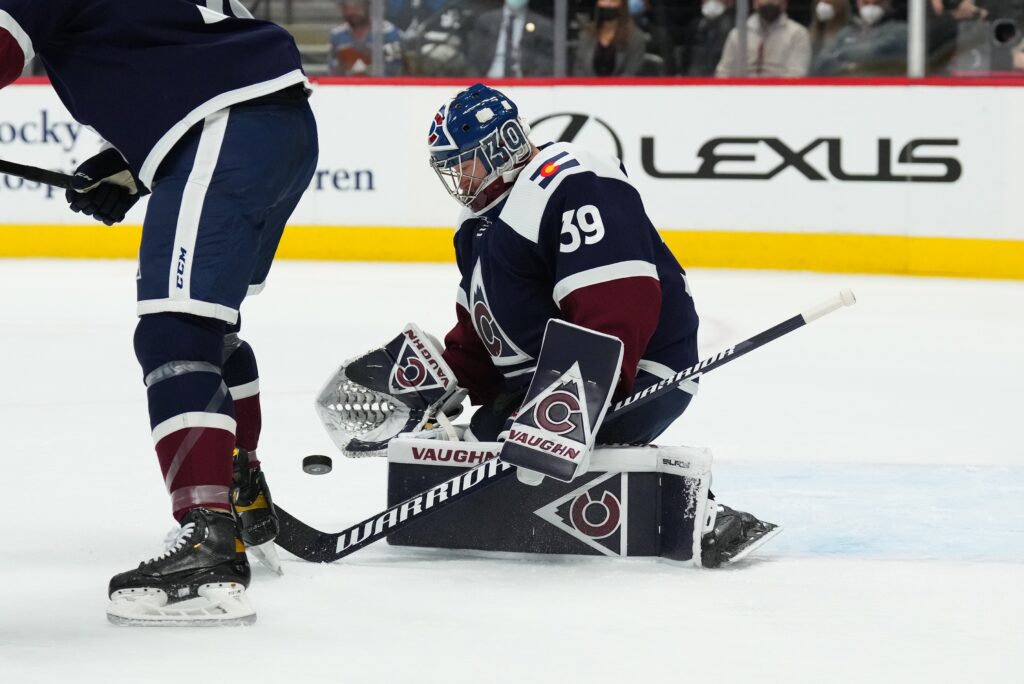 Francouz, Avalanche shut out Blackhawks for 16th straight home win