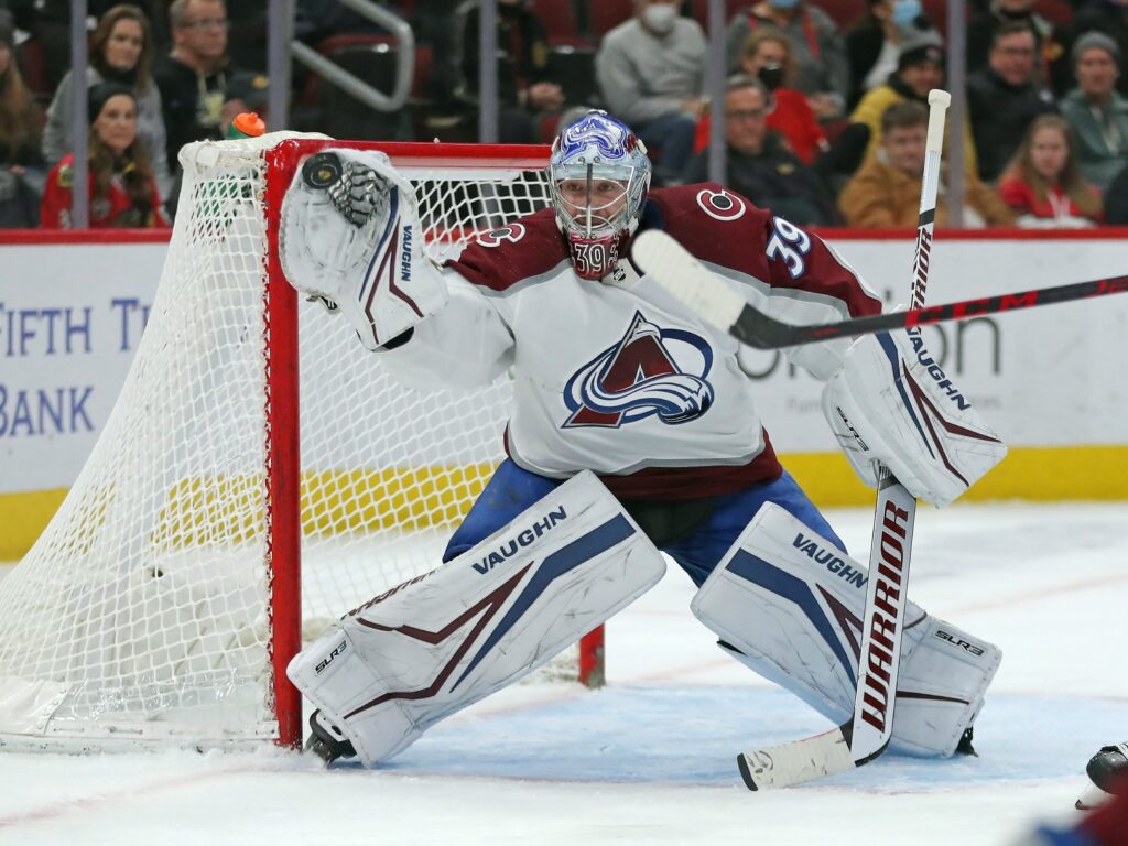 Avalanche winning streak extends to nine games with season sweep of Blackhawks