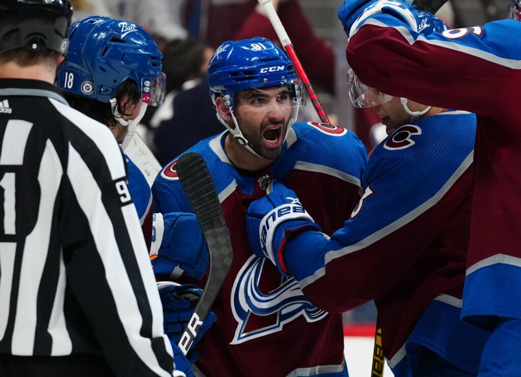 Avs overcome sloppy start, extend home winning streak to 18