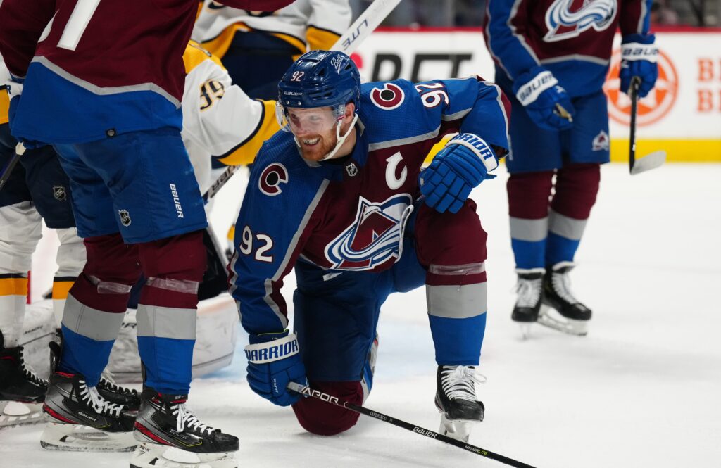 Avs ride dominant first period to easy Game 1 win over Predators