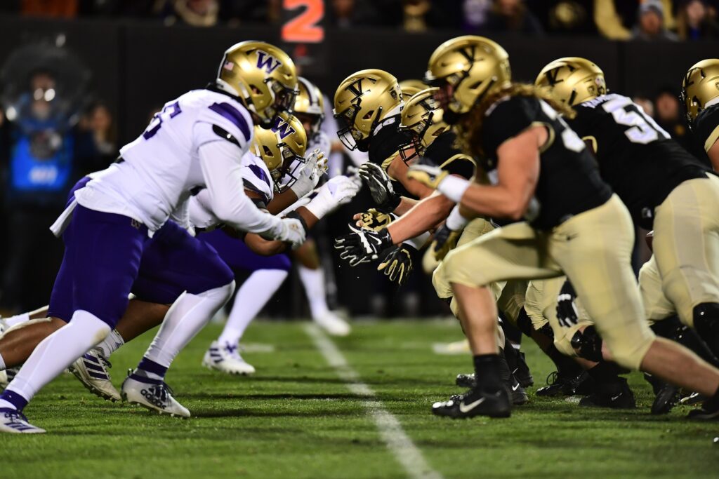 Tackle Drew Perez announces commitment to Colorado