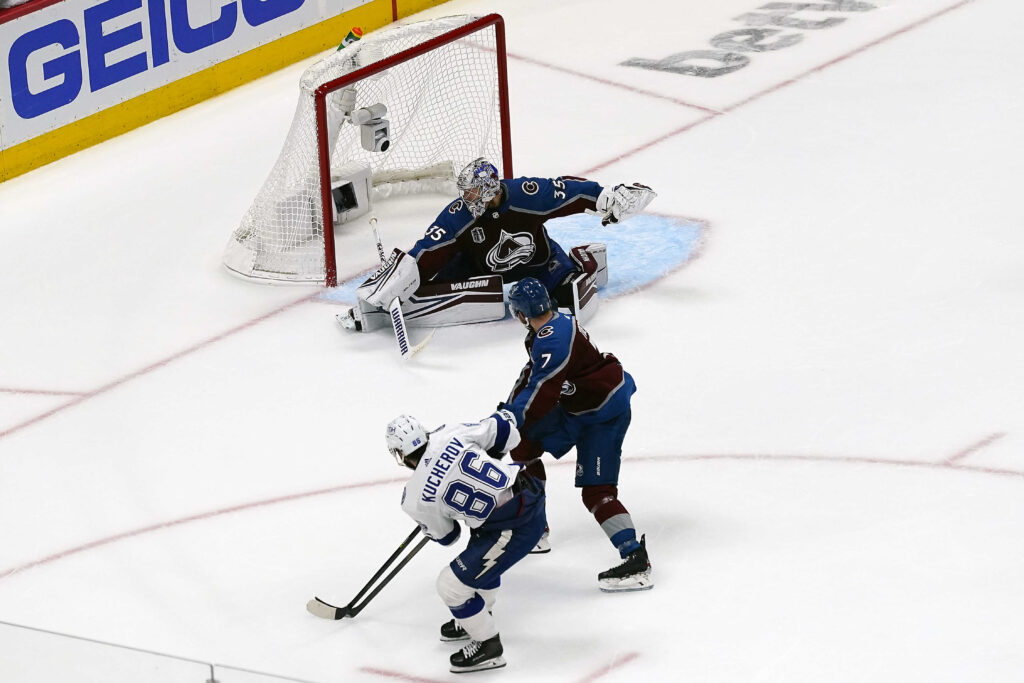 Avs drop Game 5, head back to Tampa