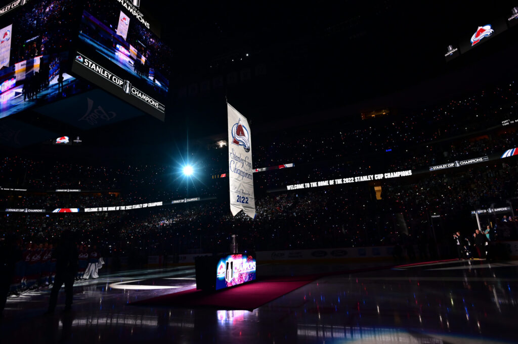 Avalanche raise Stanley Cup banner, bury Blackhawks in season opener