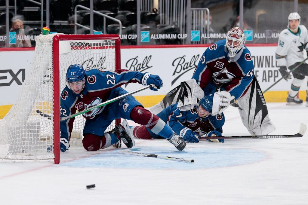 Avalanche survive wild 4-3 win over Sharks