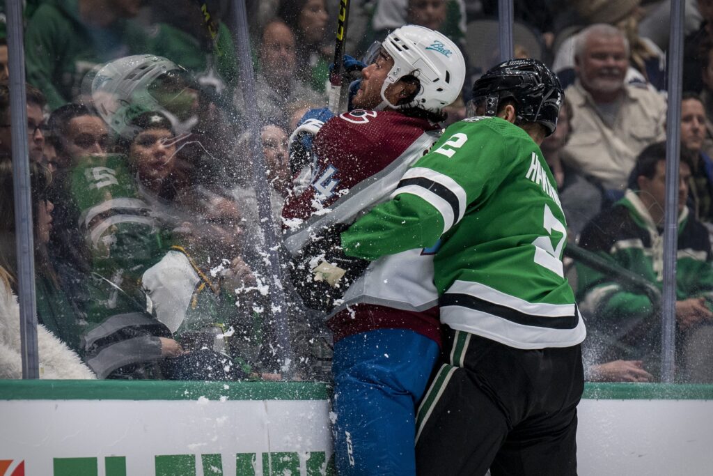 Avalanche winning streak ends with listless loss in Dallas