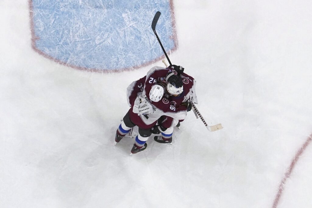 Avs flout long odds behind white-hot Francouz for sixth straight victory