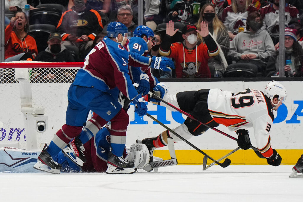 Avalanche finally win a goalie duel as Pavel Francouz shines again