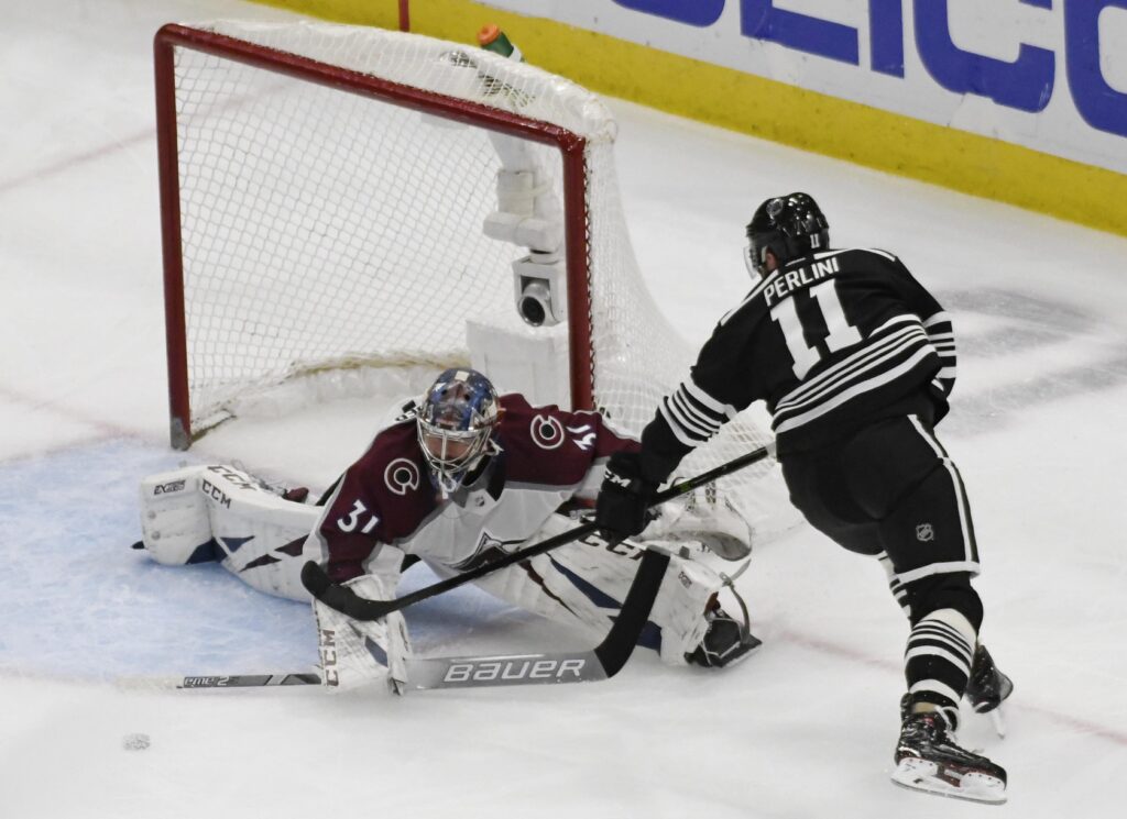 Grubauer steals a point in Chicago with continued brilliance