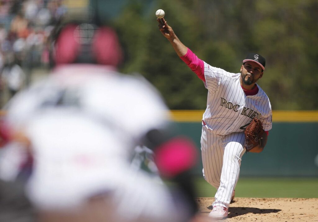 Senzatela and Blackmon perform in pink on big Mother’s Day win