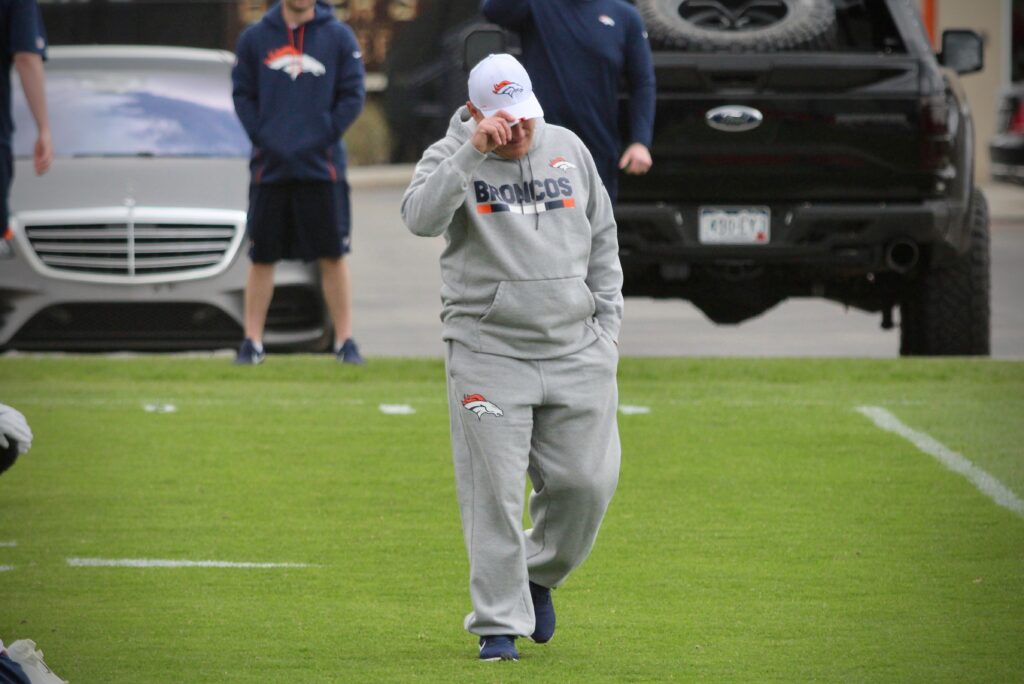 The amazing story of why Vic Fangio once left a “treat” in Peyton Manning’s locker