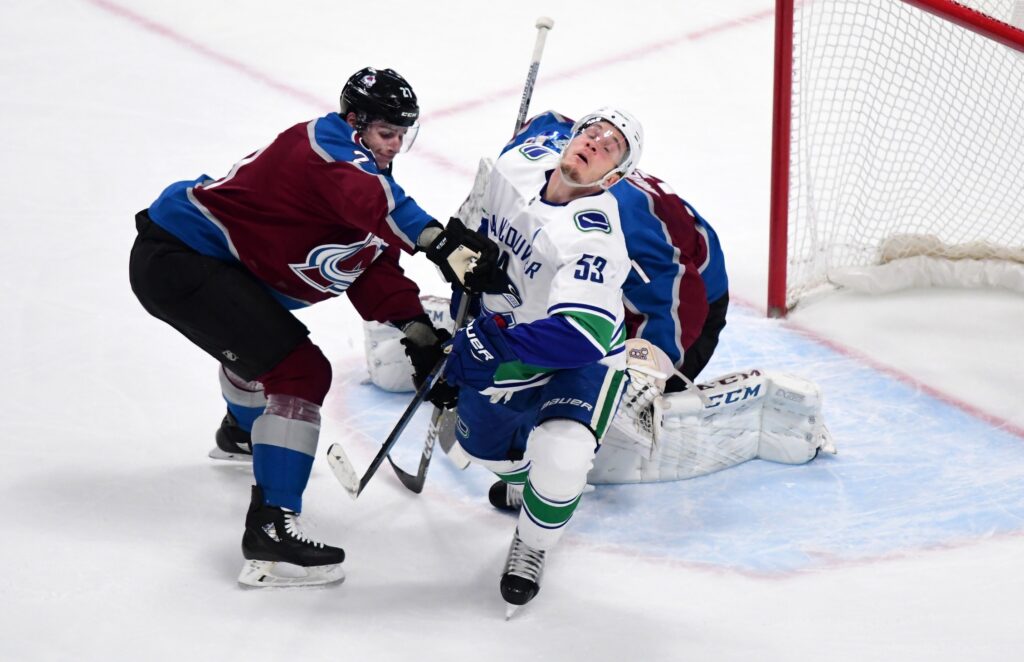 Ryan Graves re-signs with the Avalanche