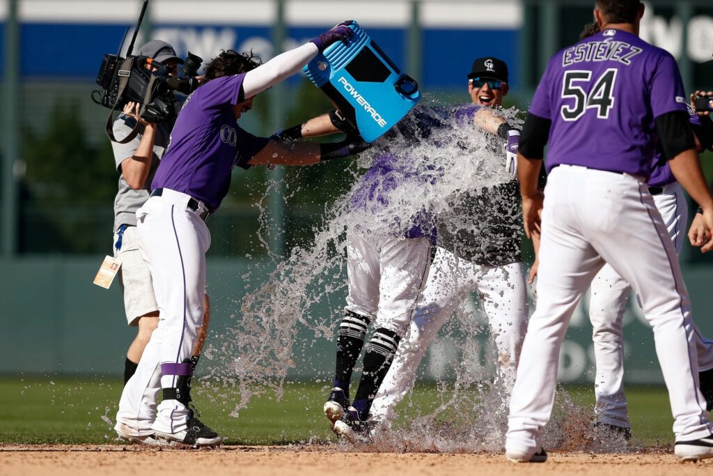 Walk-off winner punctuates Las Cucarachas comeback