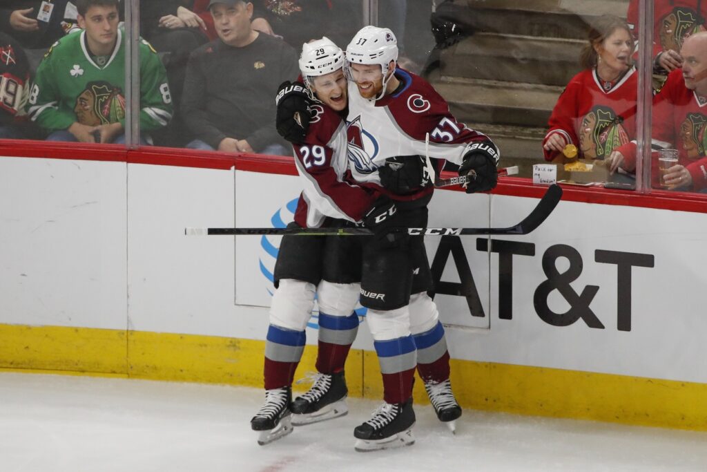 MacKinnon’s dominance drives Avalanche to easy road win over Chicago