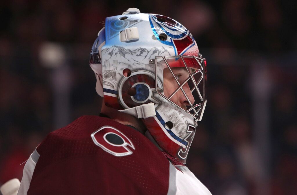 Francouz shuts down late Montreal push as Avs win fifth straight