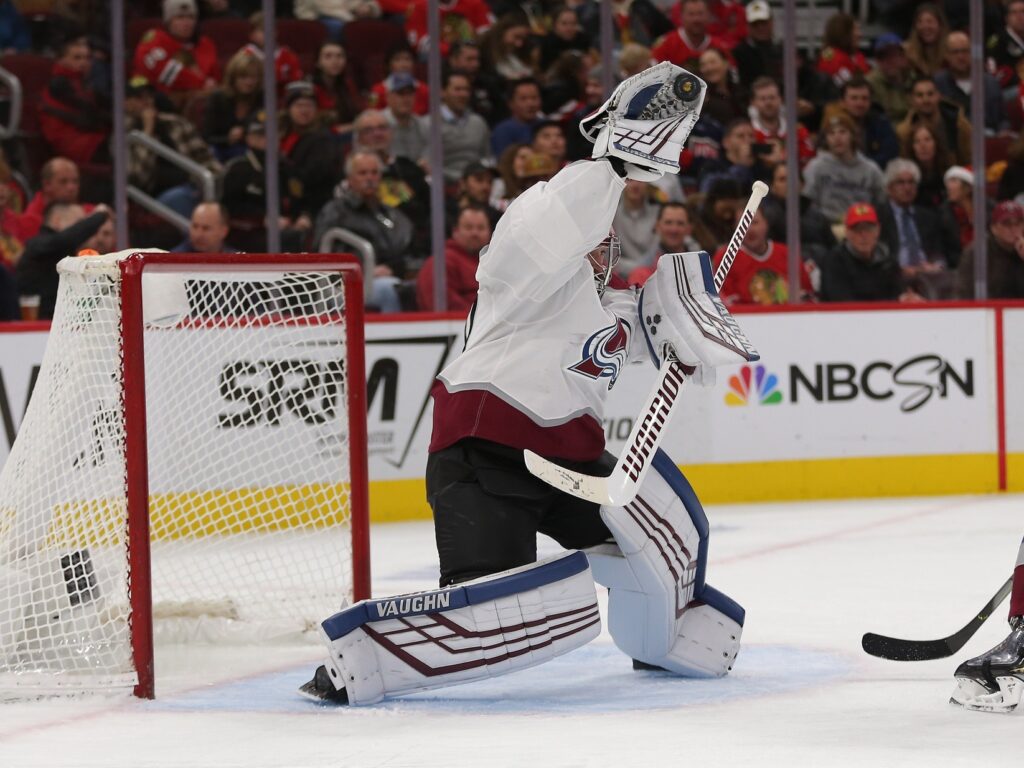 Avalanche respond to tough St. Louis loss with an easy dismissal of Chicago