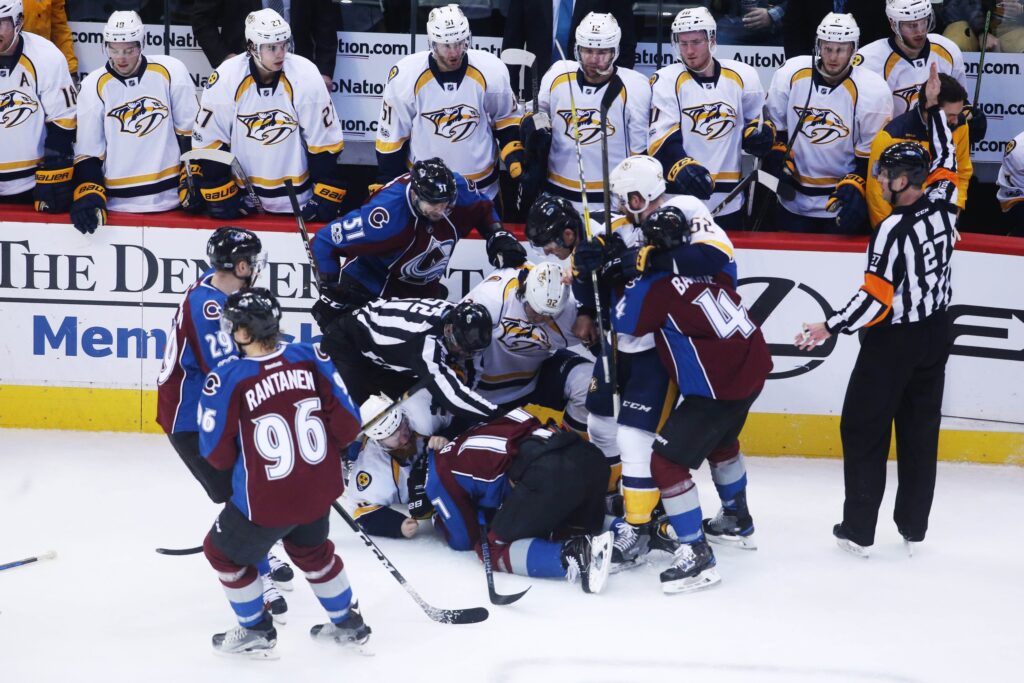 Avalanche collapse late in loss to Predators