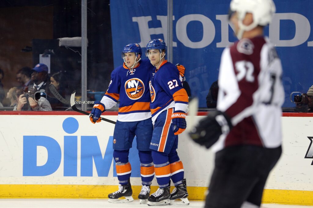 Islanders smoke Avalanche in third period, win 5-1