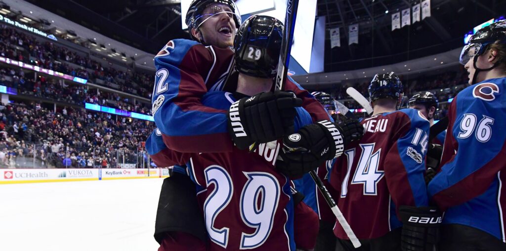 Avalanche hang on late in win over Sabres