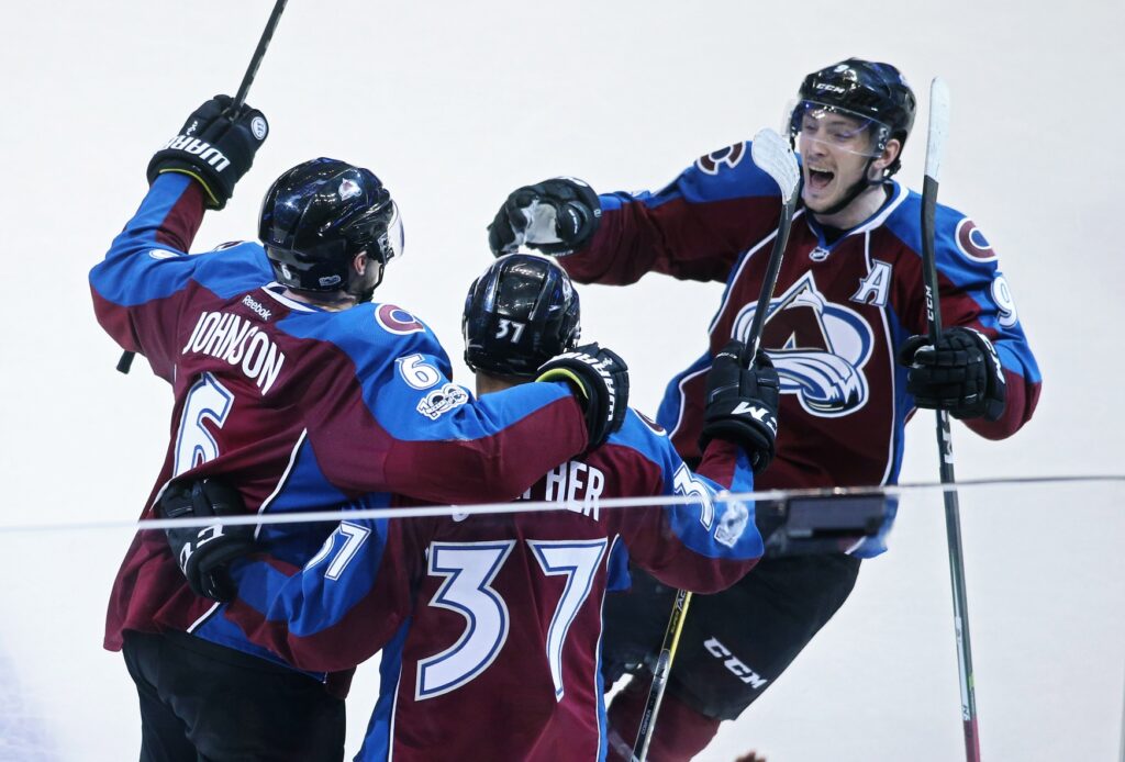 Avalanche storm back, score four consecutive goals in win over Blackhawks