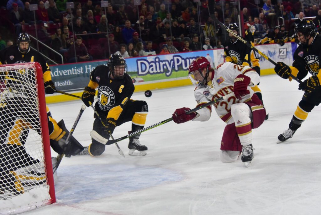 Colorado College snaps 14-game losing streak to DU