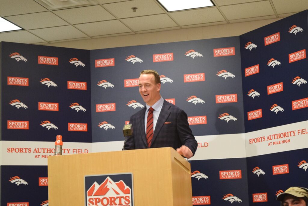 Peyton Manning, bothered by wind, leads Broncos to second AFC Championship game in last three seasons