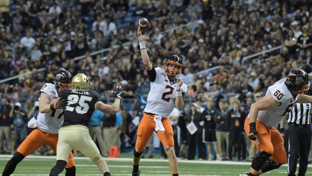 Rudolph lights it up, leads Pokes in holiday matchup