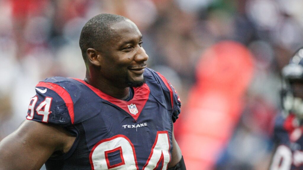 Antonio Smith allowed to participate in Denver Broncos training camp