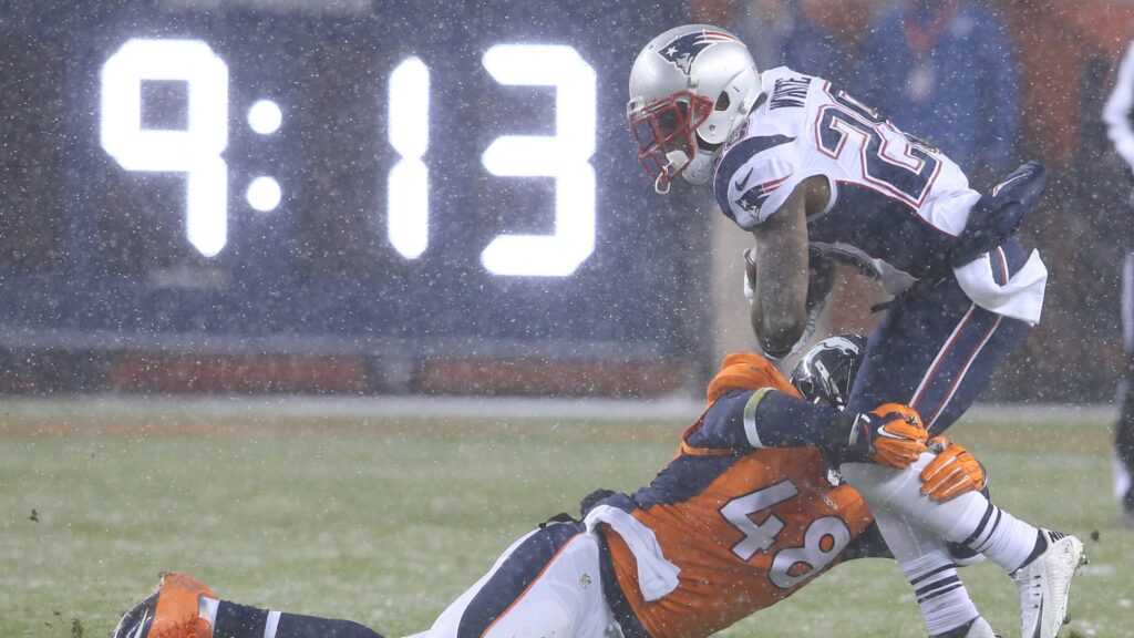Shaquil Barrett impresses with fumble recovery, huge hit on Tom Brady in Broncos win