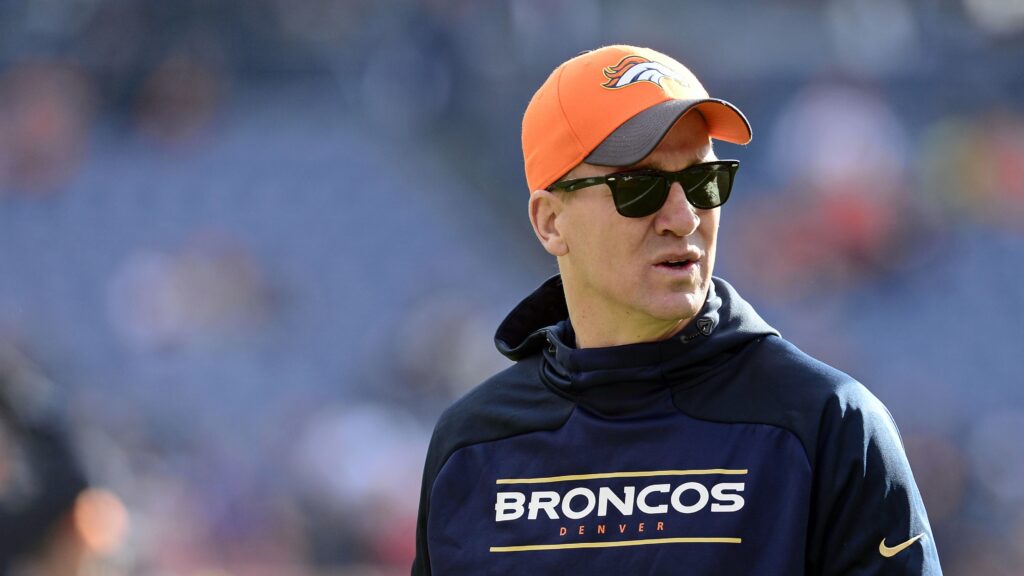 WATCH: Peyton Manning returns to Denver Broncos practice field