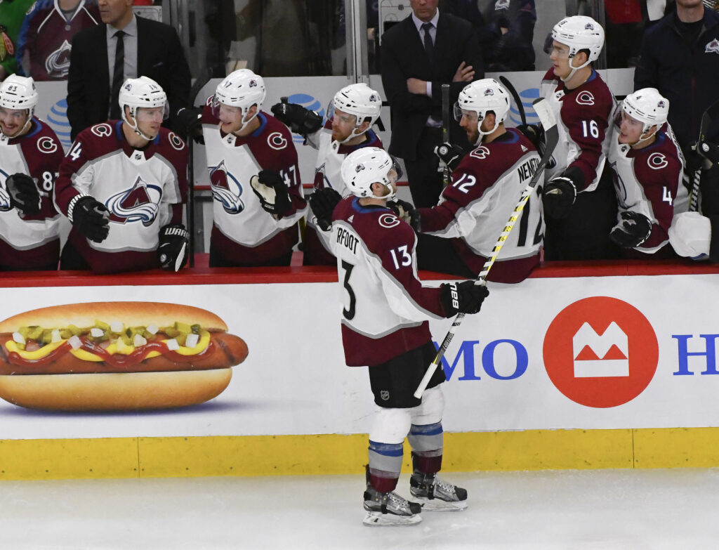 Avalanche inch closer to playoffs with 5-1 win over Chicago