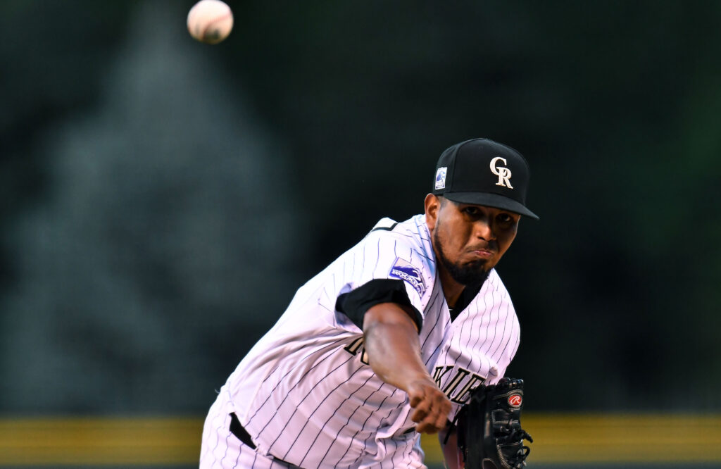 Rockies hold on to first place with late win over Giants