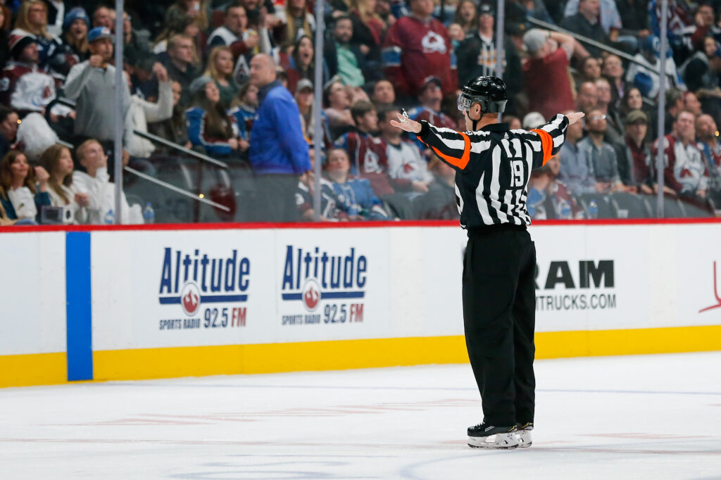 Controversy mars Avalanche loss to Predators